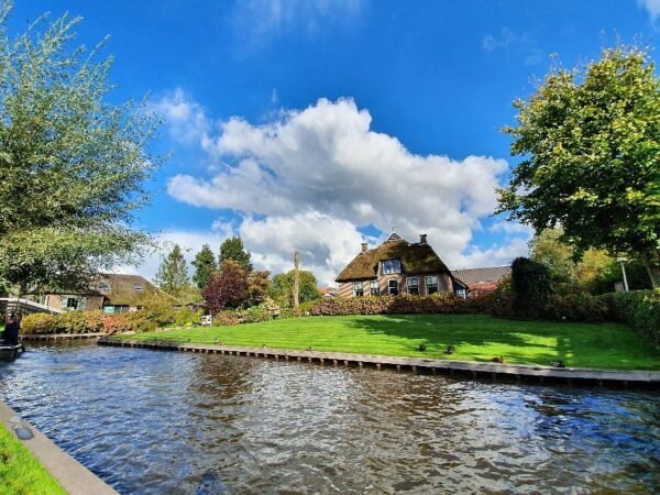 Giethoorn Day Trip from Amsterdam with Boatride - Image 8