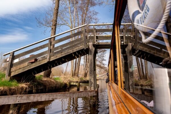 Giethoorn Day Trip from Amsterdam with Boatride - Image 4